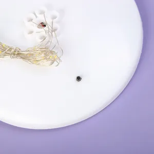 Detalle de la base del soporte de globos LED con luces, ideal para fiestas y bodas.