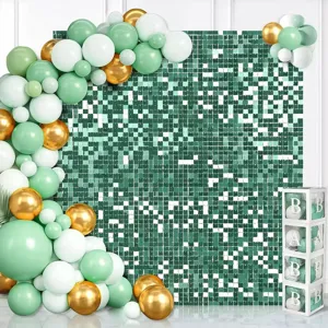 Détail de mur de fond à sequins verts avec panneaux carrés scintillants et décor de ballons.