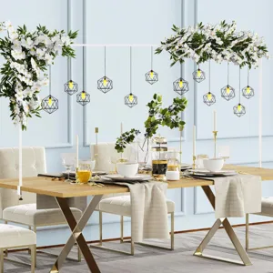 Vista detallada del soporte de arco de mesa de metal ajustable decorado con flores y luces.
