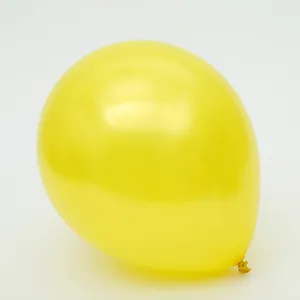 Ballon en latex nacre jaune pour decoration de fete d'anniversaire mariage magasin.