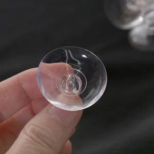 Gros plan sur la ventouse en plastique transparent montrant les détails du matériau et du trou.
