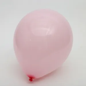 Vue detaillee d'un ballon en latex rose nacre, parfait pour les fetes et les decorations de mariage.