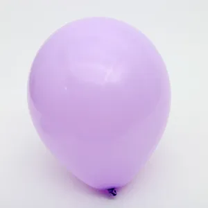 Gros plan de ballon en latex perlé violet clair, parfait pour décoration de fête et mariage.