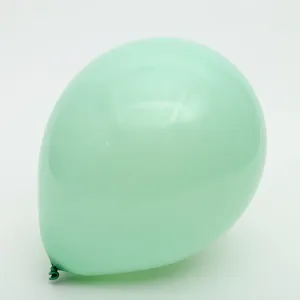 Ballon en latex perlescent vert clair pour fête d'anniversaire et décoration de mariage.