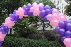 Détail d'arche de ballon en latex nacré violet et rose, idéal pour les fêtes et mariages.