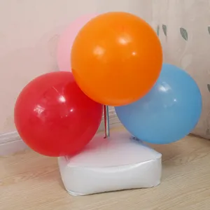 Vista detallada del soporte de globos de colores con base de agua y varilla para fiestas.