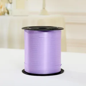 Paarse ballonlint spoel detailopname, decoratief geschenkverpakking touw fijn
