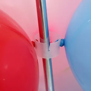Detalle de clip de anillo de globo transparente para accesorios de decoración de bodas.