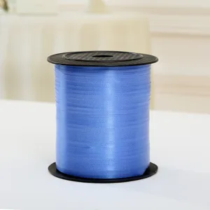 Detail van blauwe satijnen ballonlintrol, ideaal voor huwelijks- en feestgeschenkverpakking decoraties.