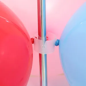 Primer plano de un clip de anillo de globo de plástico transparente en poste metálico.