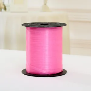 Close-up van een levendige roze ballonlintspoel, perfect voor het inpakken van cadeaus en decoratie.