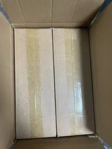 Vue detaillee des composants de l'arche de mariage en fer emballes dans des cartons.
