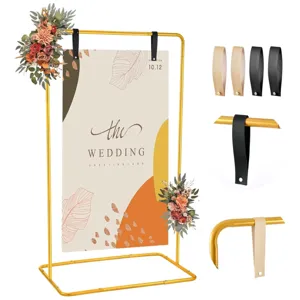 Support d'arche de mariage en métal doré avec lanières de suspension et décor floral.