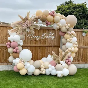 Détail d'arche de ballon ronde avec ballons neutres bohèmes et herbe de pampa pour fête.