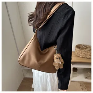 Sac épaule marron en cuir PU avec charmant pendentif d'ours en peluche mignon.