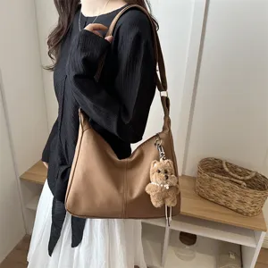 Grand sac sous les bras pour femme, sac à épaule minimaliste et sac bandoulière tendance.