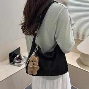 Grand sac porté épaule hobo noir pour femme avec pendentif chien en peluche pour travail.