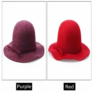 Elegante Wollfilz-Fischerhüte für Damen in Lila und Rot mit einem gewellten Randdetail