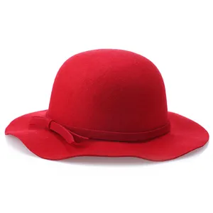 Eleganter roter Wollfilzhut für Damen im Winter mit gewellter Krempe und Schleife