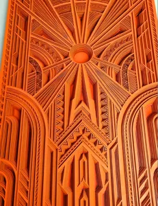 Orangenes 3D Architektur Relief Wandkunst Detail mit komplexen geometrischen Mustern.