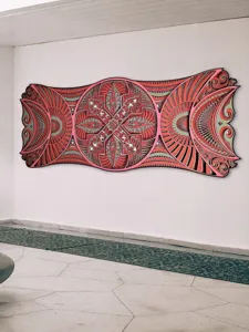 Vue détaillée d'art mural en bois mandala complexe, sculpture en relief 3D, déco intérieure.