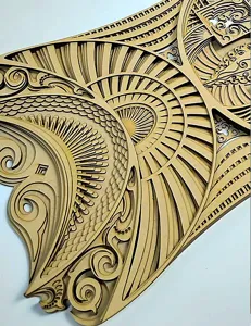 Vue détaillée d'art mural en bois mandala abstrait et superposé avec une découpe précise.
