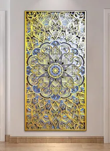 Gedetailleerd uitzicht op een meerlaagse houten mandala wandkunst in een elegante hal.