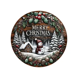 Détail du panneau de bonhomme de neige de Noël en bois avec couronne festive.