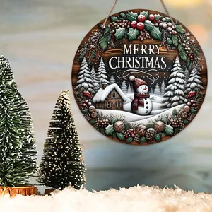 Vue détaillée du panneau suspendu de Noël en bonhomme de neige et couronne d'hiver.