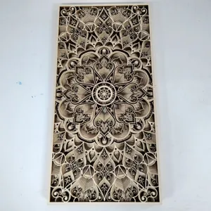 Multilayer houten gesneden mandala wanddecoratie, ingewikkelde lasergesneden geometrische kunst.