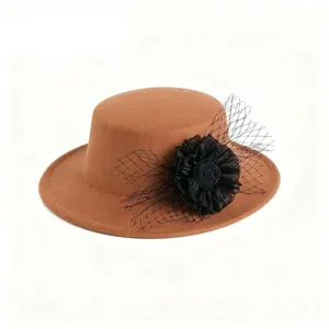 Detailansicht des braunen Filzhutes mit schwarzer Stoffblume und elegantem Netzschleier
