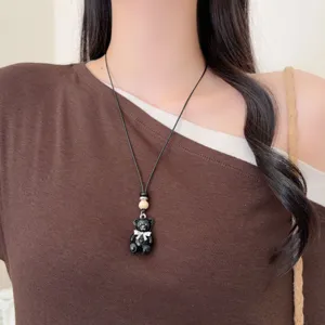 Graziosa collana con ciondolo ad orsetto in smalto nero da donna, elegante gioiello maglione.