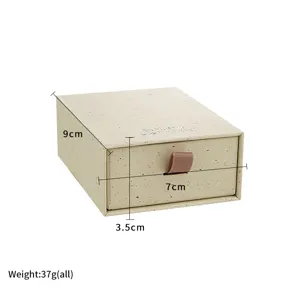 Vista di dettaglio di una scatola regalo a cassetto in carta riciclata con nastro.