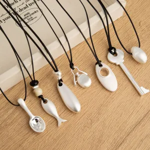 Set di collana con pendente in argento opaco minimalista coreano con cordini neri.