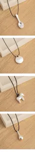 Dettagli in primo piano di collane con ciondolo in argento opaco minimalista e cordini.