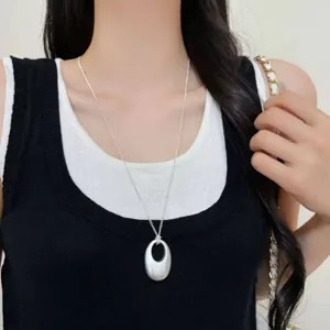 Collana lunga con ciondolo a goccia d'acqua argentata opaca minimalista coreana donna.