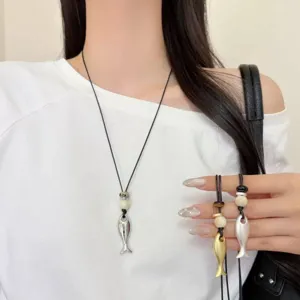 Collana minimalista coreana in pelle nera con ciondolo a forma di pesce per donna.