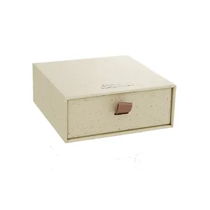 Elegante scatola portagioie in carta riciclata con cassetto per anelli e collane.