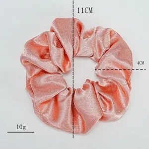 Vue détaillée d'un chouchou en satin rose avec indicateurs de mesure de 11 cm