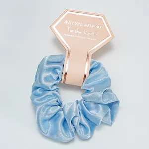 Détail chouchou en satin bleu clair avec carte cadeau demoiselle d'honneur Tie the Knot