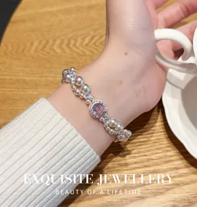 Gros plan détaillé d'un bracelet de perles multicouches avec un design de rose en zircon rose.