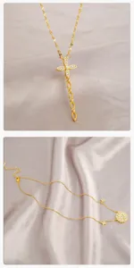 Goldener Zirkon Kompass Sternenhalskette Anhänger Detailaufnahme filigrane Metallarbeit.