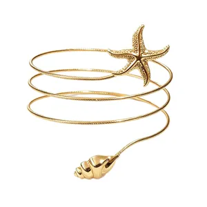 Brazalete de brazo de metal dorado con estrella de mar y concha espiral playa