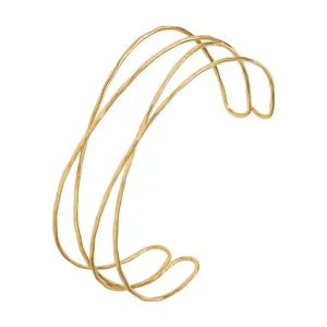 Primer plano detallado de un brazalete abierto dorado con diseño de múltiples hilos.
