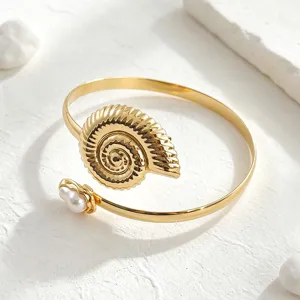 Gouden schelp manchet armband, strand marine stijl sieraden met parel detail.