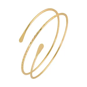 Vista detallada del brazalete abierto dorado con bandas metálicas pulidas y texturizadas.
