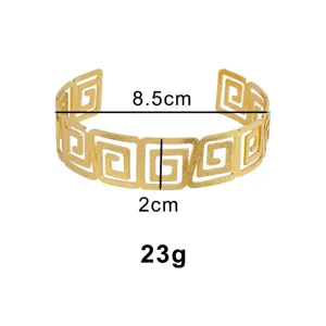 Vue rapprochée du bracelet manchette géométrique doré ajouré, élégant bijou de bras réglable.