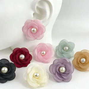 Pendientes de boton con flor de camelia de tela y perla en multiples bonitos colores.