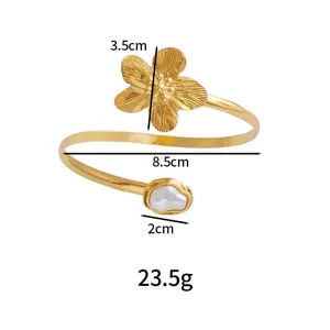 Goldfarbener offener verstellbarer Blumen-Oberarmreif Armband mit barocker Perle Detail.