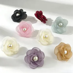Pendientes de tuerca con flor de rosa en tela y perla, bonitas joyas de estilo dulce.